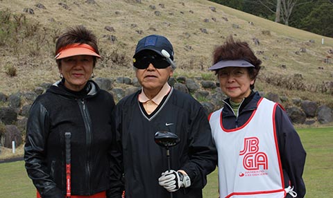 岡田美智子プロと土屋豊治さん、ガイドの波多みよ子さん