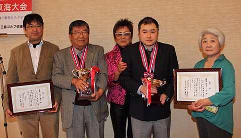 優勝レギュラー・永田直行さん（左から2番目）、ガイドの永田弘行さん（左）、チャレンジ鈴木一士さん（右から2番目）、ガイドの城田早智子さん（右）、岡田美智子プロ（中央）