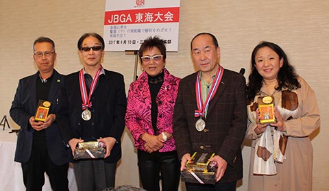 準優勝レギュラー奥冨勝美さん（右から2番目）、ガイドの小川知子さん（右）、チャレンジ浅野貞信さん（左から2番目）、ガイドの鈴木清隆さん（左）、岡田美智子プロ（中央）