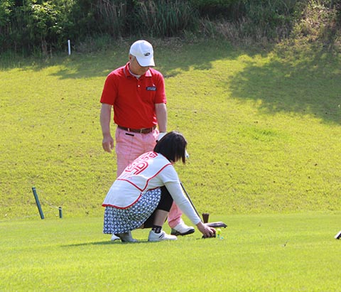 牛尾富太さんとガイドの牛尾弘子さん