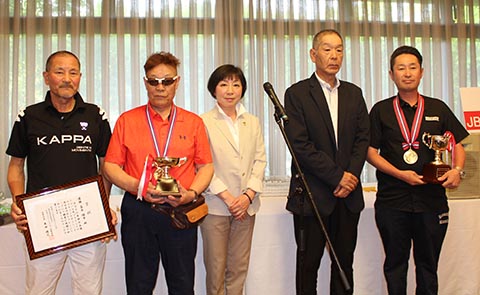 優勝チャレンジ益本順市さんとガイドの川口康雄さん（左）、レギュラー赤羽孝弘さんとガイドの上田泰久さん（右）、池澤良順会長とガイドの長崎千代さん（中）