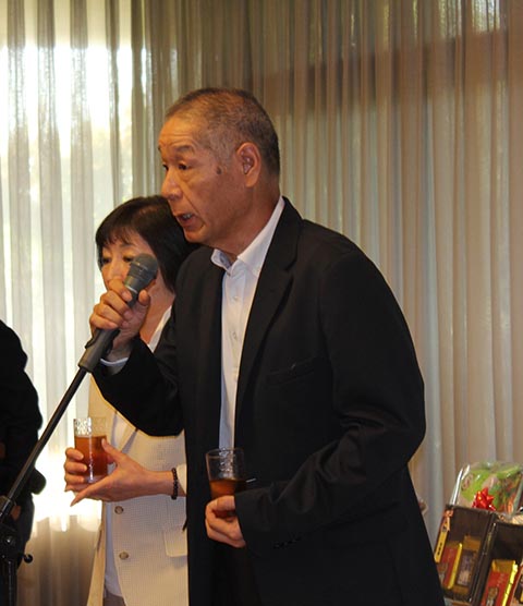 池澤良順会長による乾杯、ガイドは長崎千代さん