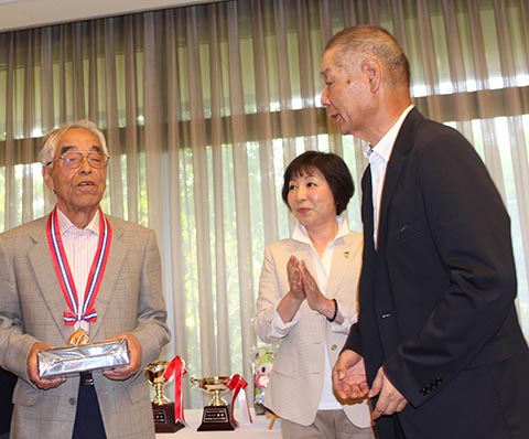 3位チャレンジ葛貫重治さん（左）池澤良順会長（右）