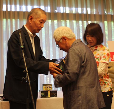 4位レギュラー竹田武夫さんとガイドの阿南晴美さん（右）池澤良順会長（左）