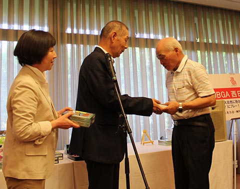 5位レギュラー高松操さん（右）池澤良順会長とガイドの長崎千代さん（左）