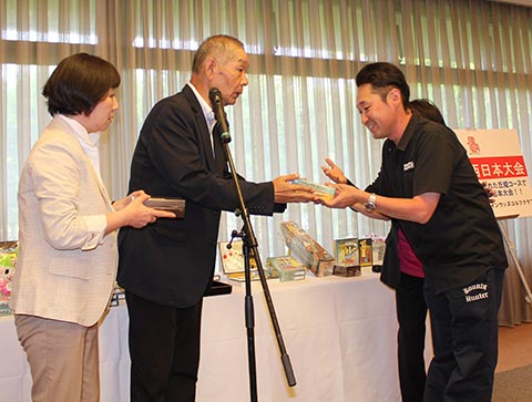 ニアピン、ベスグロ赤羽孝弘さん（右）、池澤良順会長（中央）、ガイドの長崎千代さん（左）