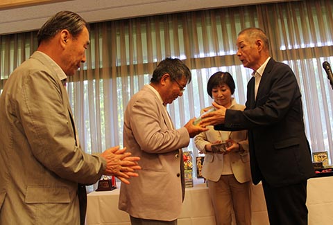 ニアピン永田直行さんとガイドの上田祐三さん（左）、池澤良順会長（右）