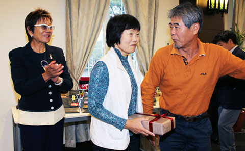 お誕生日賞の湯川　るみ子さんとガイドの熊坂弘道さん、岡田美智子プロ