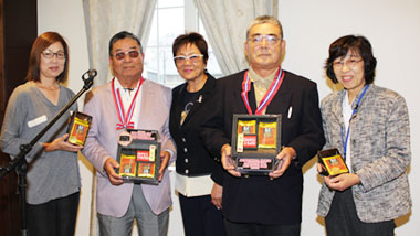 ３位の永田直行さんとガイドの永田弘行さん（左側・レギュラー）、佐野重明さんとガイドの 岡本佐智子さん（右側・チャレンジ）、中央は岡田美智子プロ