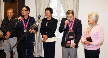 準優勝の赤羽孝弘さんとガイドの千葉尚久さん（左側・レギュラー）、鈴木一士さんとガイドの 城田早智子さん（右側・チャレンジ）、中央は岡田美智子プロ