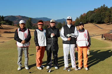 OUT１組-池澤良順会長（池澤和枝）、赤羽孝弘（千葉尚久）、スコアラーは岡田美智子プロ