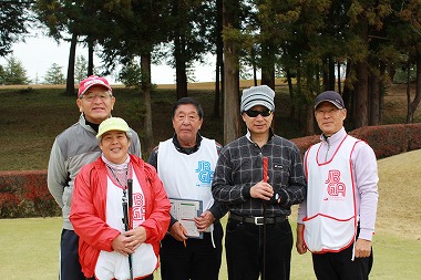 IN2組-千木良孝之さん（武藤規雄さん）、山地伸幸さん（山地みよさん）、スコアラーは越智康雄さん