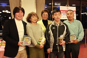 ニアピン賞の吉井道代 さん（河村 正史さん）、田山悦男さん（前林利行さん）、中央は岡田美智子プロ