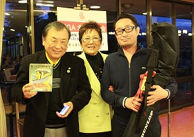 ベスグロ賞の赤羽孝弘さん（千葉尚久さん）、中央は岡田美智子プロ