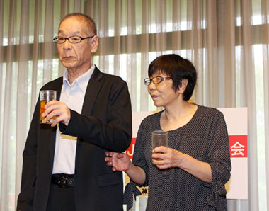 乾杯のご発声をされる池澤良順会長（池澤和枝さん）