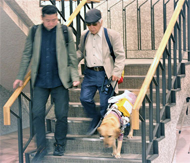 竹田武夫さん（太田雅亮さん）と盲導犬のマーチ