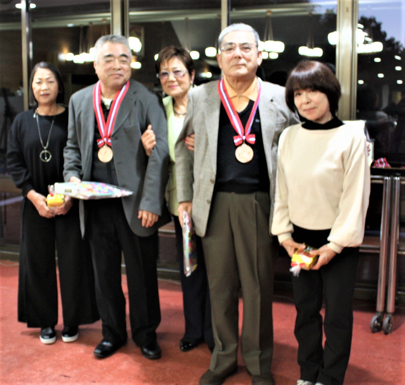 3位：レギュラーリーグ：牛尾富太 さん（牛尾弘子さん）、チャレンジリーグ：佐野重明 さん  （藤原妙子さん）、と岡田美智子プロ