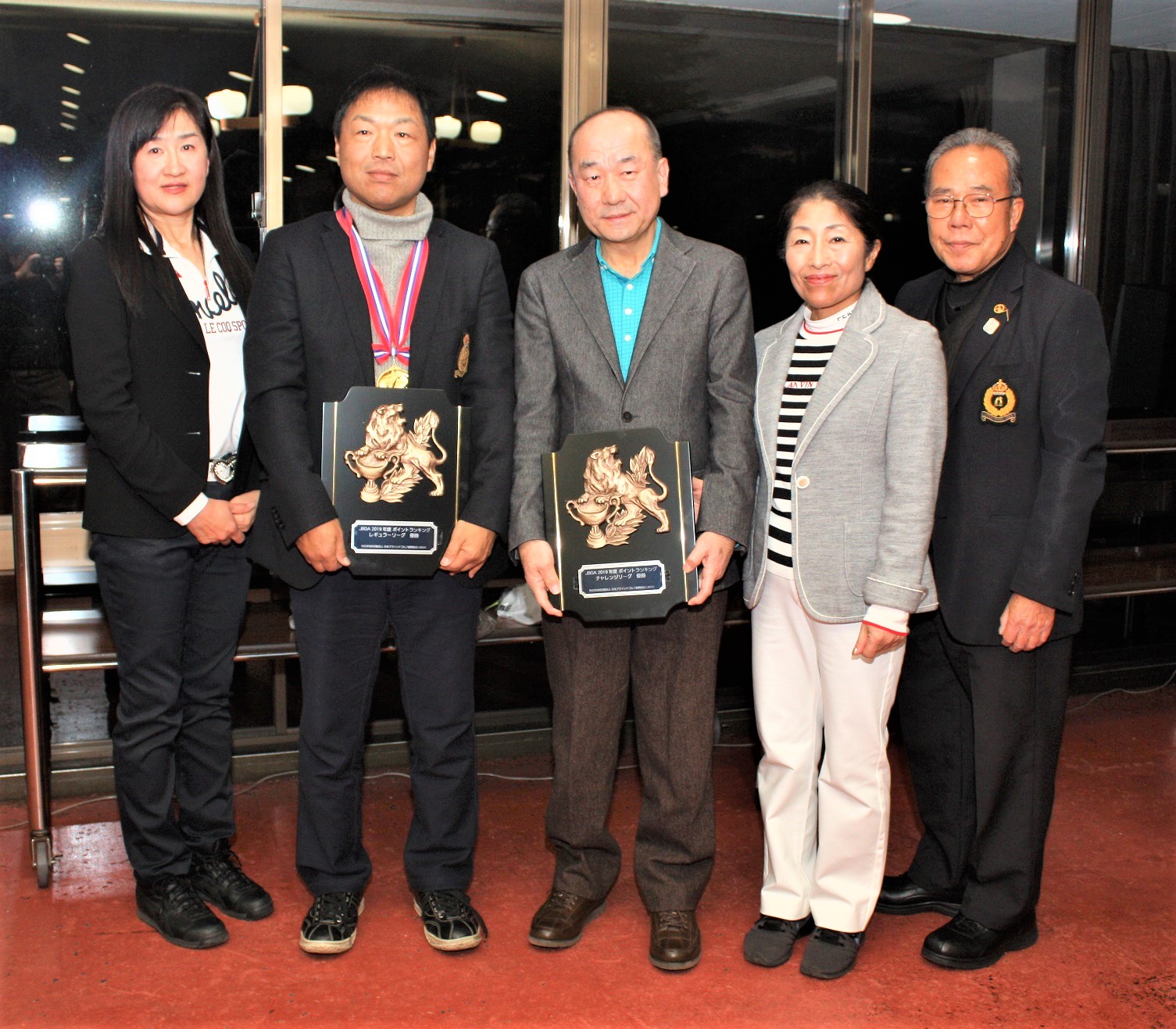 2019ポイントランキング優勝：田中義昭 さん（佐東信子さん）、奥冨勝美 さん （長谷川浩子さん）、と青井利雄プロ